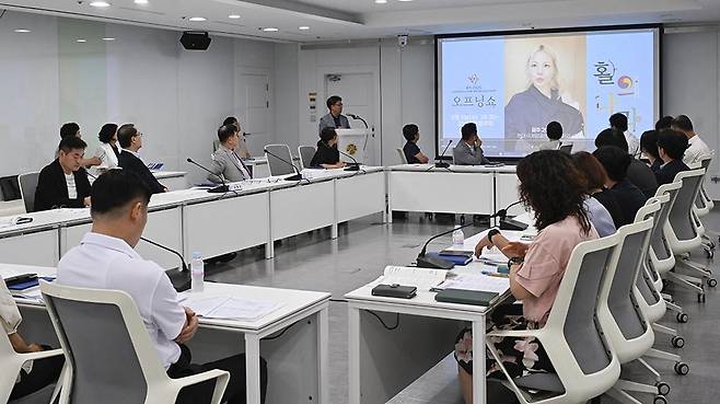 2025 세계양궁선수권대회 개막을 보름 앞둔 21일 오후 광주시청 소회의실에서 세계양궁선수권대회 추진 상황 최종보고회가 열려 참석자들이 대회 운영 전반을 점검하고 있다./김애리 기자·조영권 인턴 기자