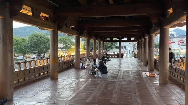 청연루를 방문한 관람객들이 휴식을 취하고 있다. 전현아 기자