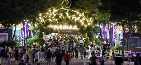 지난 7월18일부터 8월17일까지 태화강국가정원 왕버들마당에서 열린 '울산의 밤, 스토리 야시장' 시즌1 모습. 울산문화관광재단 제공.
