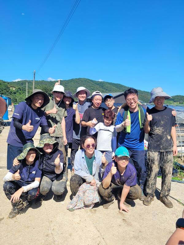 이희동(오른쪽 둘째) 씨 가족이 8월 세 차례 산청에 수해 복구 봉사를 진행했다. 지난 15일 이 씨 가족을 비롯한 참여자들이 수해복구 봉사를 마친 후 모습. /이희동 씨