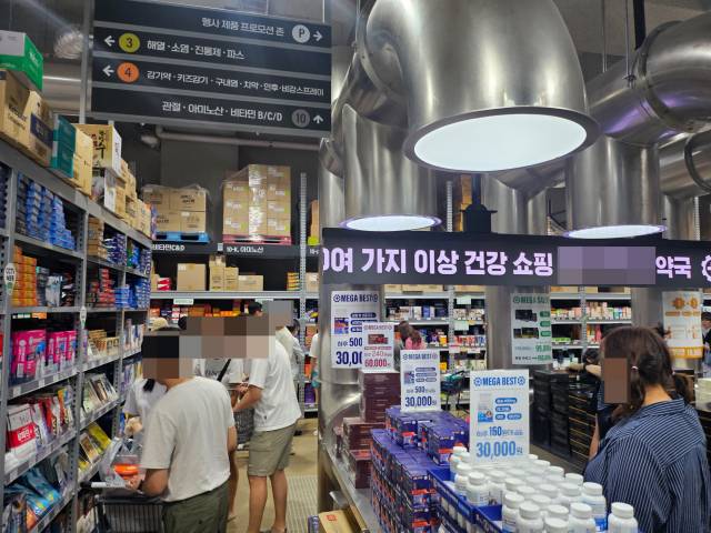 경기도에 문을 열어 화제가 된 마트형 약국의 내부. 이화섭 기자.