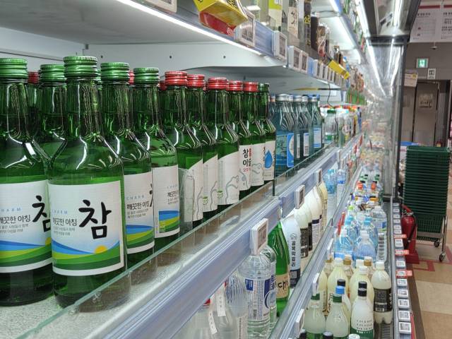 내수경기 부진 등의 영향으로 국내 주류시장이 성장 둔화세를 보이고 있다. 21일 대구 중구의 한 유통업체에 소주 제품들이 진열돼 있다. 정은빈 기자