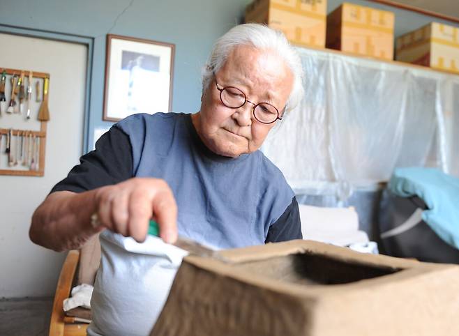 윤광조 작가가 3년 전 발병한 암과 투병하면서도 35도를 오르내리는 더위도 잊고 작업장에 비지땀을 흘리며 성형작업을 하고 있다. /윤광조 작가 제공