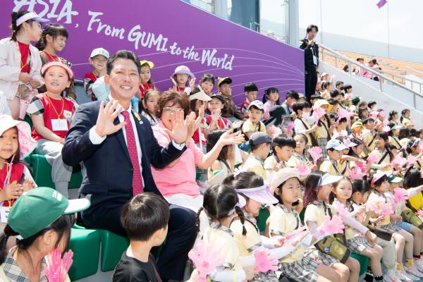 스포츠·문화·시민, 3박자 갖춘 구미, 세계를 놀라게 하다. 어린이 서포터즈와 함께한 김장호 시장.