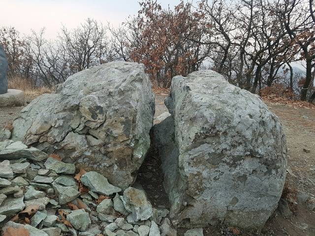 경주국립공원 단석산 정상의 단석.
