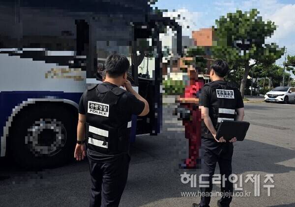 관광 목적으로 무비자로 입국한 후 불법으로 관광 가이드 활동을 해 온 대만 여성이 자치경찰에 적발됐다. 사진은 자치경찰의 불법 관광업 단속 활동 모습.