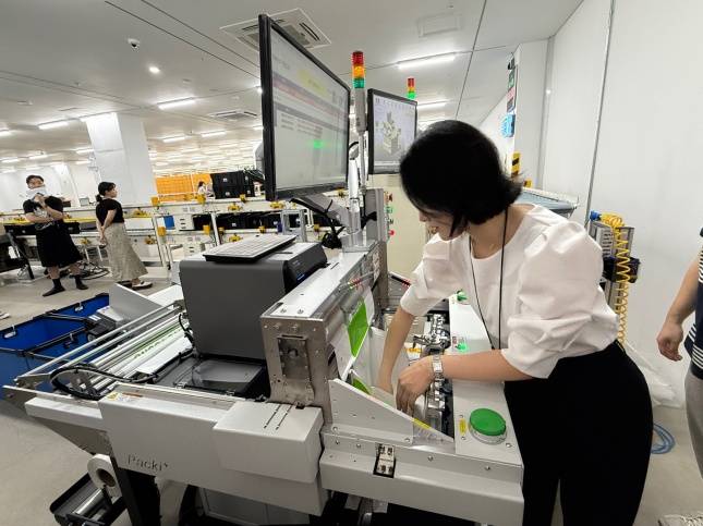 직원이 자동 포장기에 상품을 넣고 있다. /사진=김다이 기자 neverdie@