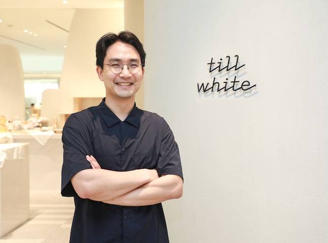 박형진 현대백화점 영업본부 크리에이티브부문 카페랩 팀장이 더현대 서울 틸화이트 매장에서 포즈를 취하고 있다. / 사진=현대백화점그룹