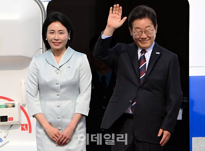 주요 7개국(G7) 정상회의 참석차 캐나다를 방문하는 이재명 대통령과 부인 김혜경 여사가 6월 16일 성남 서울공항에서 공군 1호기에 올라 인사를 하고 있다. [사진=이데일리 방인권 기자]