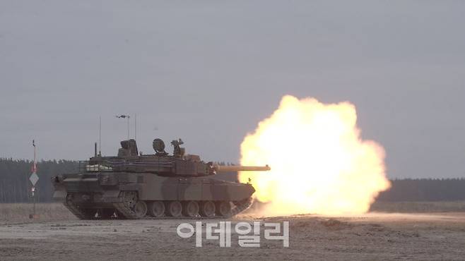 지난 2023년 3월 폴란드 동북부 오르지스 사격장에서 K2전차의 첫 현지 실사격 훈련이 진행되고 있다. (사진=현대로템)