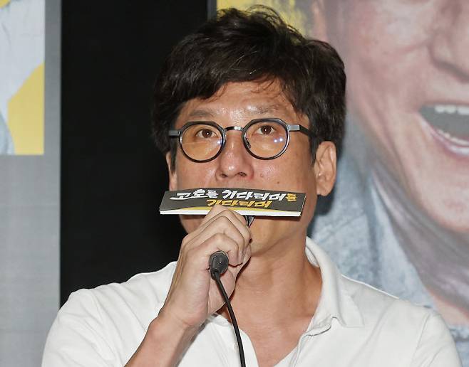오경택 연출이 19일 서울 종로구 예스24스테이지에서 열린 연극 ‘고도를 기다리며를 기다리며’ 기자 간담회에서 인사말을 하고 있다.(사진=연합뉴스).