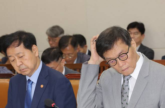 구윤철 경제부총리 겸 기획재정부 장관(왼쪽)과 이창용 한국은행 총재가 19일 국회에서 열린 기획재정위원회 전체회의에 참석해 있다. (사진=연합뉴스)