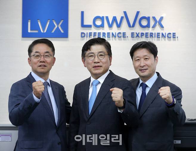 김기동(가운데) 법무법인 로백스 대표변호사와 이동열(왼쪽)·김후곤(오른쪽) 대표변호사가 포즈를 취하고 있다. (사진= 이데일리 김태형 기자)