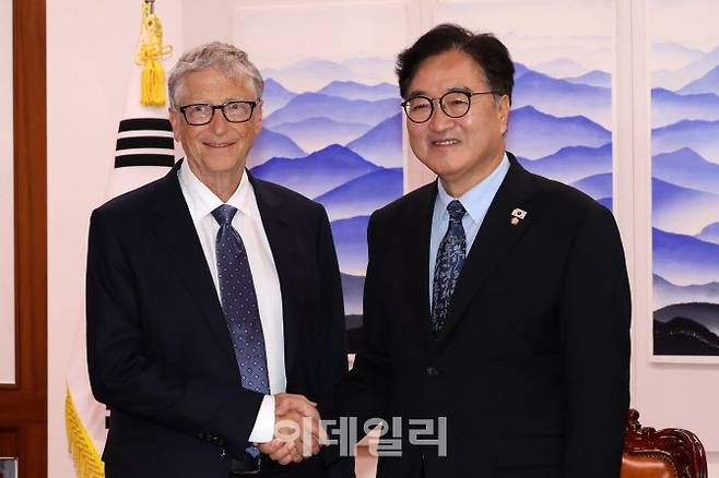 [이데일리 방인권 기자] 우원식 국회의장이 방한 중인 마이크로소프트(MS) 창업자 빌 게이츠 게이츠재단 이사장과 21일 오후 서울 여의도 국회의장실에서 만나 기념촬영을 하고 있다.