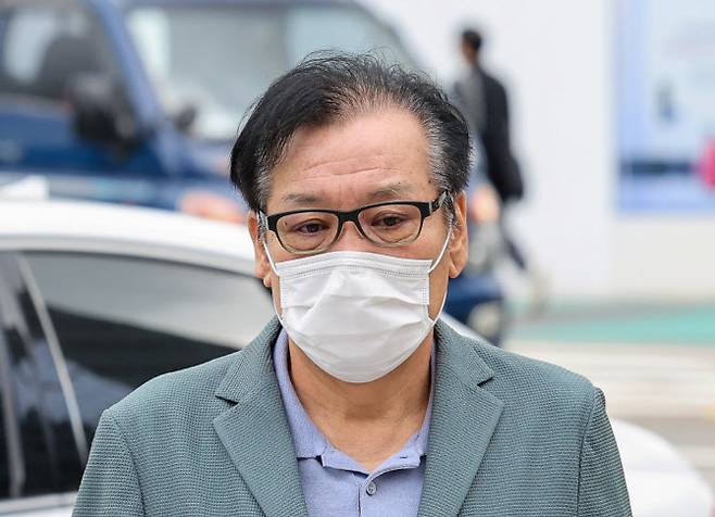 영장심사를 포기한 건진법사 전성배 씨가 21일 민중기 특별검사팀 사무실이 마련된 서울 종로구 KT 광화문빌딩 웨스트에서 대기하기 위해 출석하고 있다. 전씨는 이날 오전 10시 30분에 영장실질심사를 받을 예정이었지만 심사 포기 의사를 밝혔다. (사진=연합뉴스)