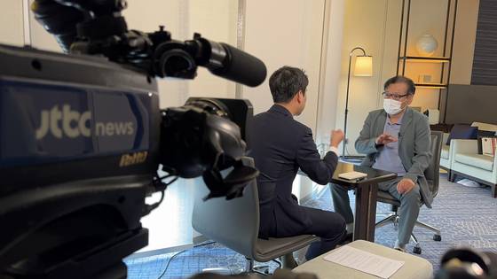JTBC 취재진과 인터뷰하는 건진법사