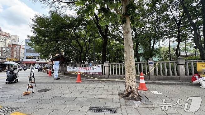 장기판과 바둑판 등이 설치돼 북적였던 탑골공원 인근이 한산한 모습을 보이고 있다. 2025.8.20/뉴스1 ⓒNews1 송송이 기자