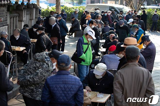 어르신들이 서울 종로구 탑골공원 인근에 모여 장기를 두고 있다. <자료사진> 2021.10.19/뉴스1 ⓒ News1 유승관 기자