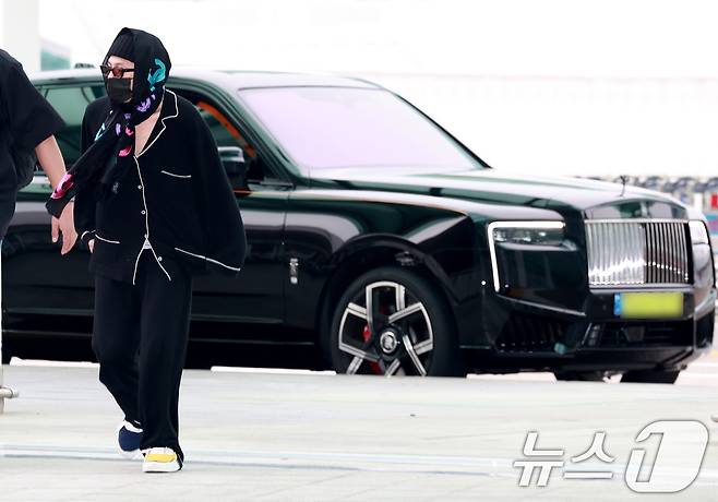 빅뱅 지드래곤(GD)이 해외 일정을 위해 20일 오후 인천국제공항에 도착해 최고급 SUV 차량에서 내린 뒤 출국장으로 이동하고 있다. ⓒ News1 권현진 기자