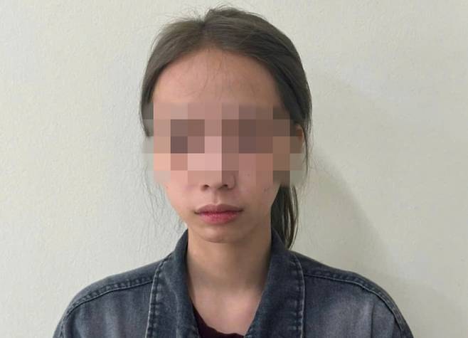 남편을 살해한 혐의로 체포된 20대 여성. (VN익스프레스)