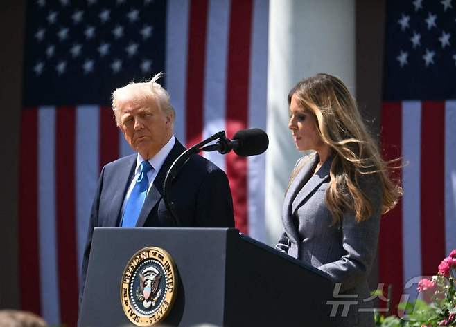 도널드 트럼프 미국 대통령과 멜라니아 트럼프 여사가 지난 5월 19일(현지시간) 백악관 로즈가든에서 인공지능(AI) 이미지를 포함하는 '리벤지 포르노' 게시를 연방법상 범죄로 규정하는 법안에 서명했다. 법안 이름은 '테이크 잇 다운'이다. 2025.05.19. ⓒ AFP=뉴스1 ⓒ News1 권영미 기자