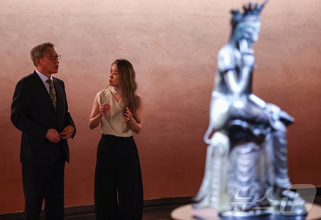 유홍준 국립중앙박물관장과 넷플릭스 애니메이션 영화 '케이팝 데몬 헌터스'의 메기 강 감독이 21일 서울 용산구 국립중앙박물관에서 전시장을 둘러보고 있다. 2025.8.21/뉴스1 ⓒ News1 김도우 기자