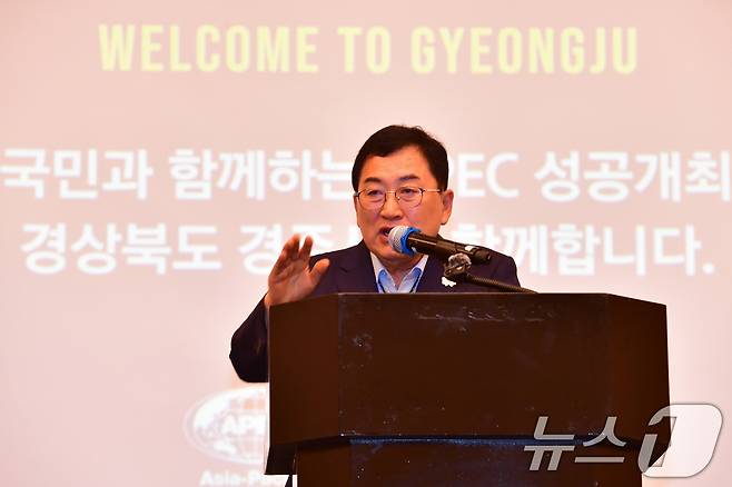 주낙영 경북 경주시장이 21일 경주 힐튼호텔에서 열린 'APEC 2025 정상회의' 준비 상황 등에 대한 설명을 하고 있다. 주 시장은 "개최도시 시장으로 성공 개최를 자신한다＂며 ＂모든 준비를 차질없이 준비해 경주를 세계에 알리겠다＂고 말했다. ⓒ News1 최창호 기자