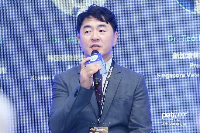 최이돈 한국동물병원협회 회장이 20일 중국 상하이에서 열린 펫페어아시아에서 발언을 하고 있다(펫페어 아시아 제공). ⓒ 뉴스1