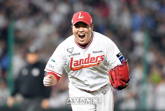 SSG 이로운이 26일 인천 SSG랜더스필드에서 열린 2025 KBO리그 롯데와 경기 7회초 1사 1-2루 상황에서 등판해 롯데 전민재를 상대로 병살타를 유도한 뒤 기뻐하고 있다. 2025. 3. 26.  문학 | 박진업 기자 upandup@sportsseoul.com