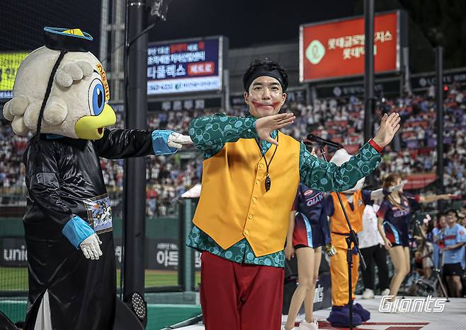 롯데가 29~31일까지 부산 사직구장에서 열리는 2025 KBO리그 두산과 주말 3연전에서 ‘서머(Summer) 나이트 시리즈’ 이벤트를 진행한다. 사진 | 롯데 자이언츠