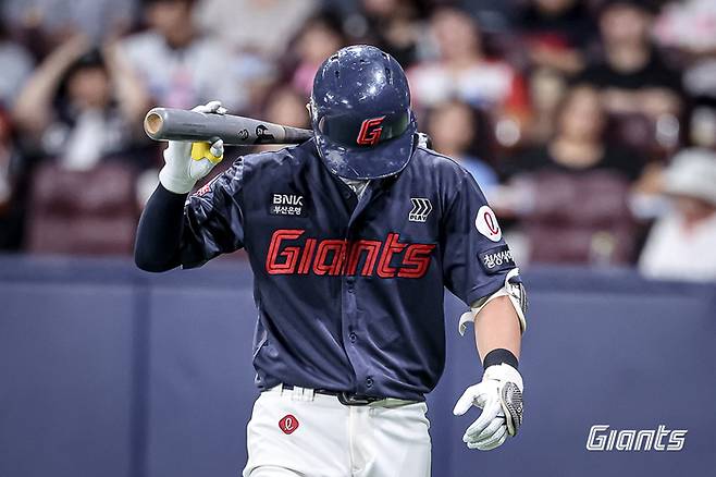 전민재가 삼진을 당한 뒤 아쉬워하고 있다. 사진 | 롯데 자이언츠