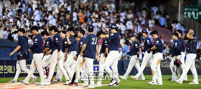 롯데 선수들이 더그아웃으로 들어가고 있다. 잠실 | 최승섭기자 thunder@sportsseoul.com