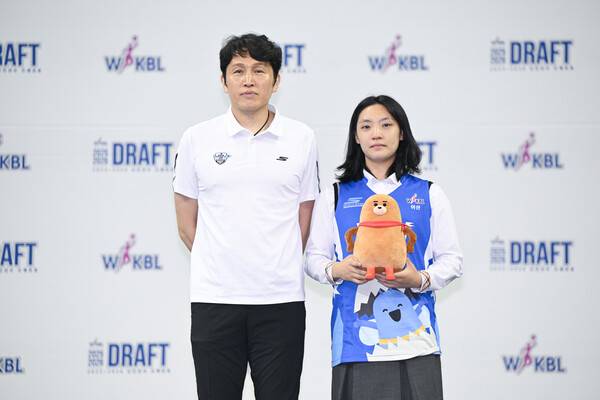 우리은행 위성우 감독과 박소영. /사진=WKBL