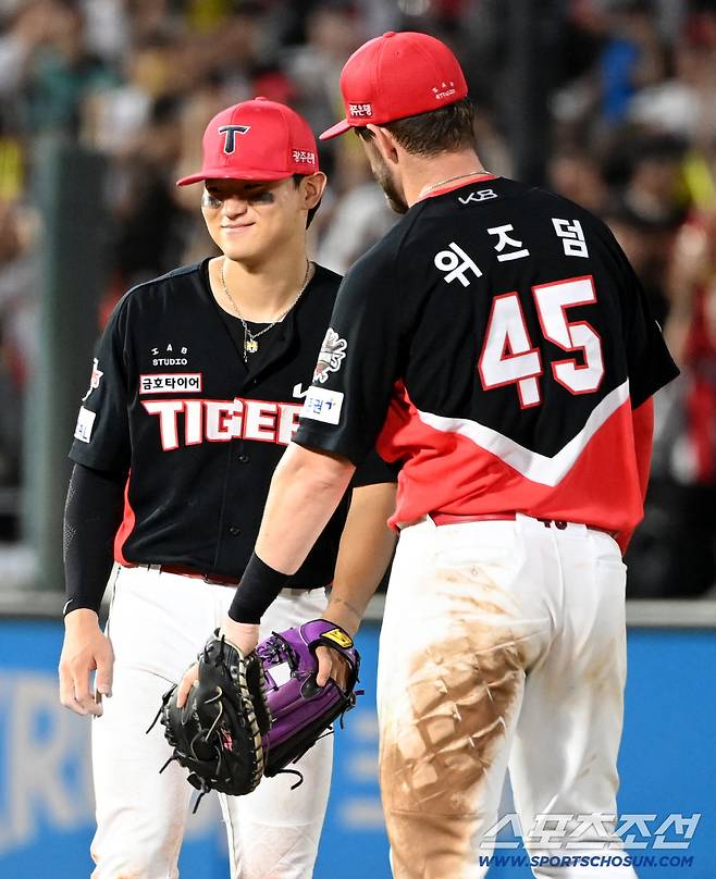 5일 부산 사직야구장에서 열린 KIA와 롯데의 경기, KIA가 2대0으로 승리했다. 김도영과 위즈덤이 기쁨을 나누고 있다. 부산=허상욱 기자wook@sportschosun.com/2025.08.05/