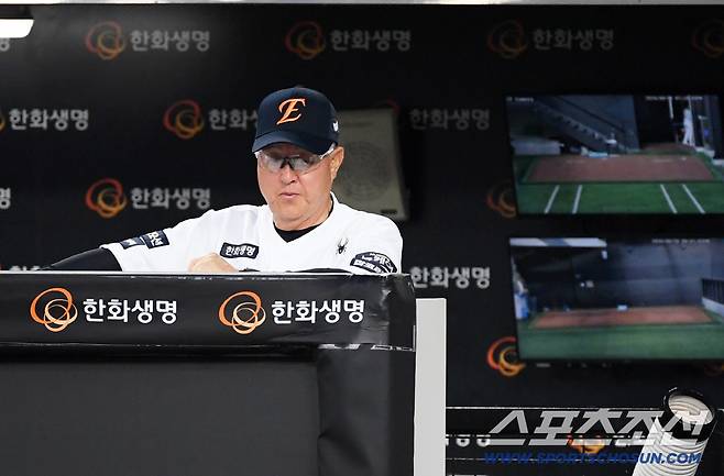 20일 대전 한화생명볼파크에서 열린 한화 이글스와 두산 베어스의 경기. 김경문 감독이 생각에 잠겨 있다. 대전=박재만 기자 pjm@sportschosun.com/2025.08.20/
