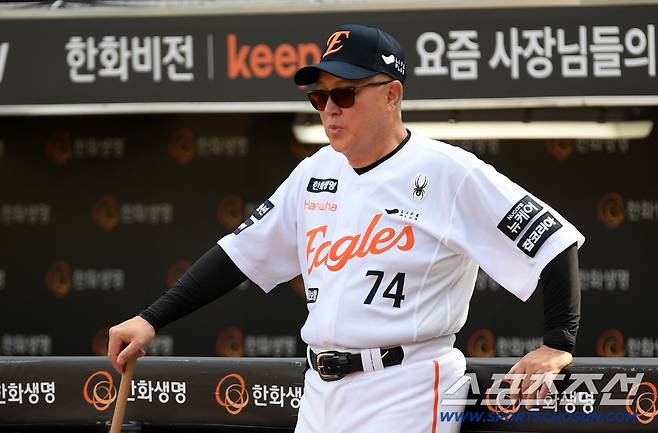 20일 대전 한화생명볼파크에서 열린 한화 이글스와 두산 베어스의 경기. 한화 김경문 감독이 훈련을 지켜보고 있다. 대전=박재만 기자 pjm@sportschosun.com/2025.08.20/