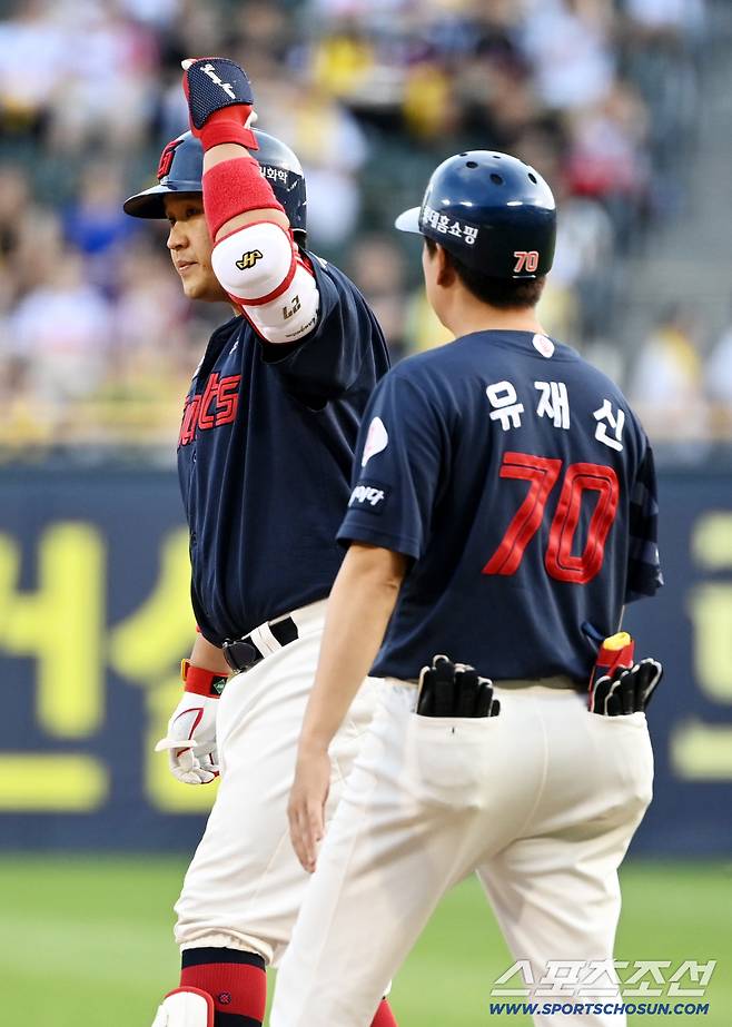 21일 잠실야구장에서 열린 롯데와 LG의 경기, 1회초 1사 1,2루 유강남이 1타점 적시타를 치고 환호하고 있다. 잠실=허상욱 기자wook@sportschosun.com/2025.08.21/