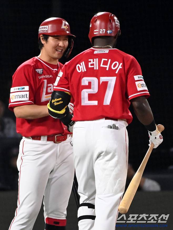 10일 부산 사직야구장에서 열린 SSG와 롯데의 경기, 6회초 2사 1,2루 에레디아가 3점홈런을 치고 최정과 기쁨을 나누고 있다. 부산=허상욱 기자wook@sportschosun.com/2025.08.10/
