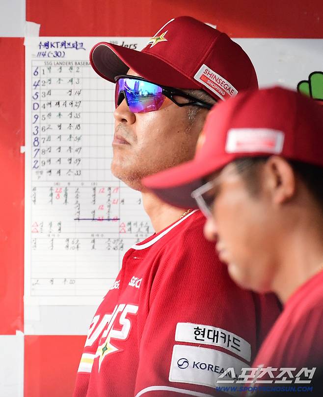 21일 수원 케이티위즈파크에서 열린 KT와 SSG의 경기. 경기를 지켜보는 SSG 이숭용 감독. 수원=송정헌 기자songs@sportschosun.com/2025.08.21/