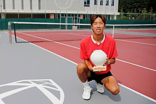 한국교통대 테니스장에서 협회장배 트로피를 들고 포즈를 취한 맹민석