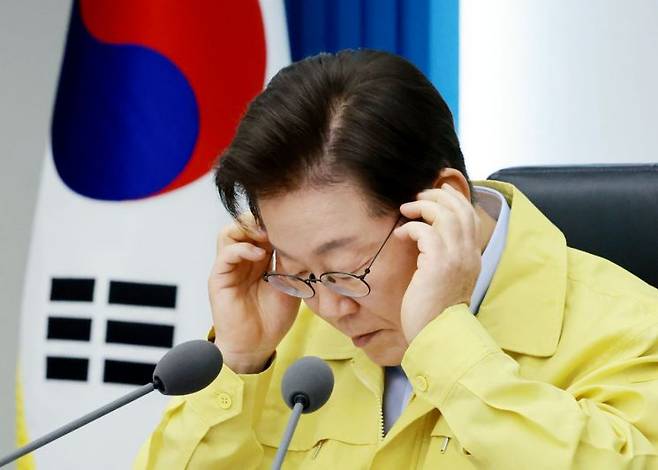이재명 대통령이 21일 서울 용산 대통령실 청사에서 열린 8차  수석·보좌관 회의에 입장해 안경을 바꿔 쓰고 있다. 연합뉴스