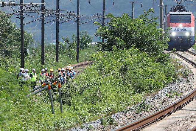 19일 경부선 철로에서 마산으로 향하던 무궁화 열차가 선로에서 작업하던 근로자 7명을 치는 사고가 발생했다