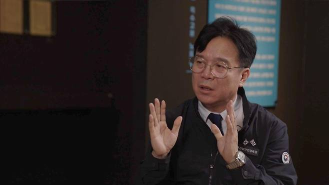 김영훈 장관은 한국 사회의 민주주의가 아직 일터로 확장되지 못했다고 지적했다