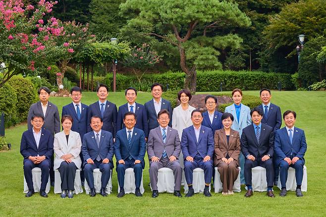 이재명 대통령이 20일 서울 한남동 관저에서 더불어민주당 정청래 대표, 김병기 원내대표 등 신임 지도부와 만찬에 앞서 기념촬영을 하고 있다. /대통령실