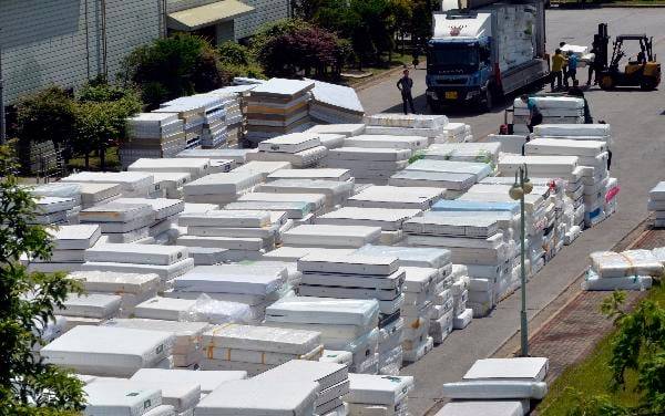 라돈이 검출된 대진 대 매트리스가 수거된 채 쌓여있는 모습. /조선DB