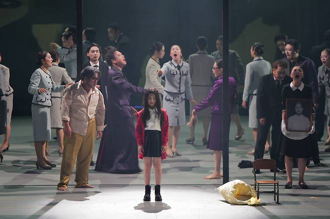 제24회 전주세계소리축제 개막작으로 초연 무대에 오른 창극 '심청' 무대 위의 어린 심청. 젊은 심청 뿐 아니라 어린 소녀 심청과 노파 심청까지 서로 다른 연령대의 세 심청이 함께 혹은 번갈아 무대에 오른다./전주세계소리축제