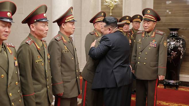 북한 김정은이 20일 국가표창수여식에 참가하기 위해 귀국한 조선인민군 해외작전부대 주요지휘관들을 만나 포옹하고 있다. /뉴스1
