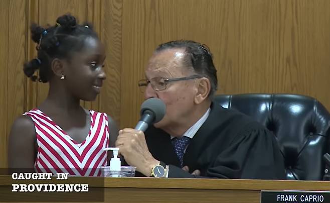 프랭크 카프리오 판사가 주차위반으로 기소된 여성의 딸을 판사석으로 불러 벌금을 얼마 내도록 할지 질문하고 있다. /유튜브 'Caught In Providence'