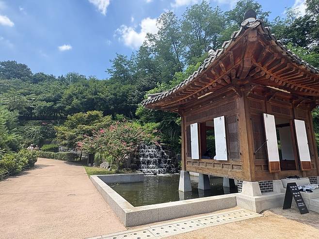 지난 10일 찾은 서울 종로구 청운문학도서관. 시원하게 흐르는 폭포 바로 앞에 시민들이 들어가 책을 읽을 수 있는 정자가 있다.