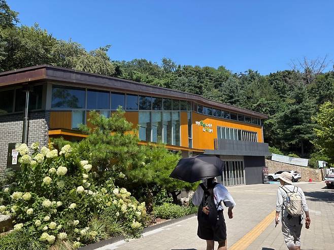 지난 10일 찾은 서울 광진구 아차산숲속도서관 모습.